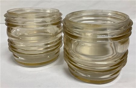 Coppia di paralumi in vetro di Fresnel leggermente ambrato. Italia, anni '60. (