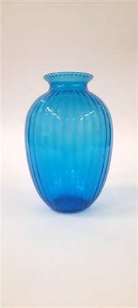 Veart Vaso in vetro costolato trasparente blu. Italia, secolo XX. Firmato a punt