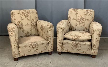 Coppia di poltrone Novecento imbottite con struttura in legno e rivestimento in