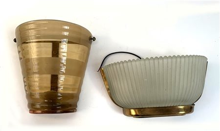 Lotto composto da una lampada da parete con struttura in ottone e diffusore in