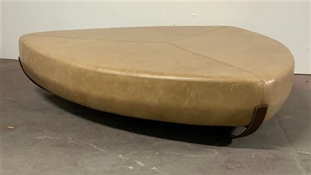 Grande pouf di forma triangolare con struttura in ferro rivestito in legno e se