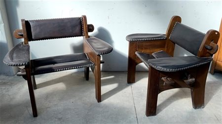 Coppia di poltrone rustiche in legno massello rivestite in cuoio nero borchiato