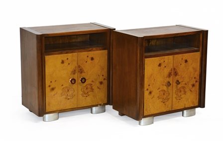 Coppia di comodini Novecento a due sportelli impiallacciati in radica, vano a g