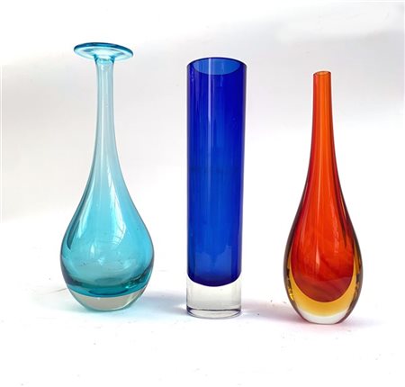 Manifattura di Murano
Lotto composto da tre vasi in vetro sommerso blu, arancio