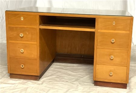 Scrivania Novecento in legno chiaro a otto cassetti e vano a giorno, piano in v