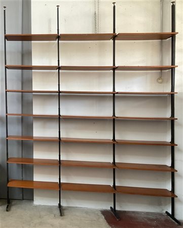 Libreria a tre campate con montanti in ferro verniciato nero e ripiani a giorno