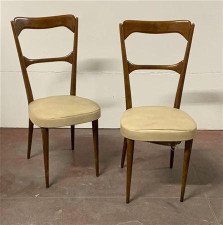 Coppia di sedie con struttura in legno massello, schienale a giorno e seduta im