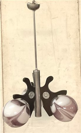 Lampada a sospensione a tre luci in metallo e legno con diffusori in vetro latt