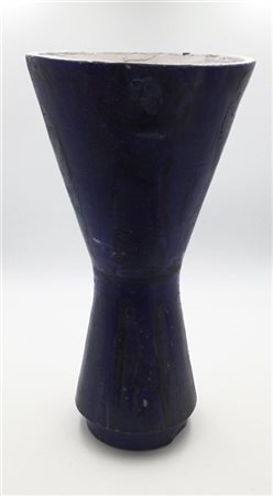 Grande vaso a clessidra in ceramica smaltata blu decorata con figure. Anni '50.