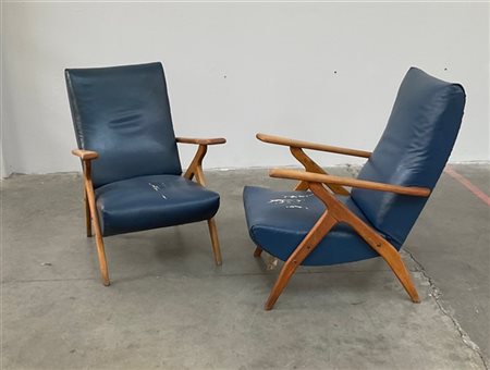 Coppia di poltrone con struttura in legno massello chiaro e rivestimento in sim