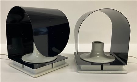 Coppia di lampade da parete in metallo smaltato bianco e blu. Italia, anni '70/