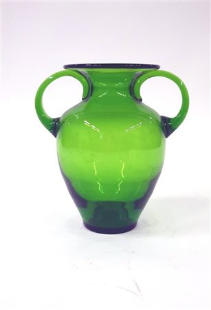 Vaso biansato in vetro trasparente verde. Secolo XX. (h cm 24)