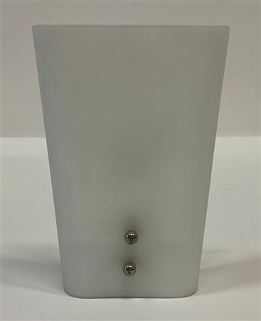 Lampada da parete in vetro incamiciato lattimo. Italia, anni '70. (cm 13x20x5)