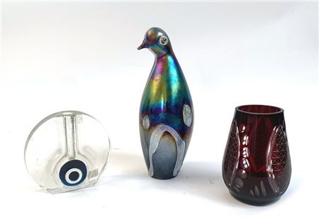 Lotto composto da un vaso soliflore in vetro trasparente incolore, un vaso in c