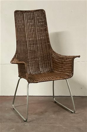 Poltroncina con gambe in tondino di acciaio, seduta e schienale e braccioli in