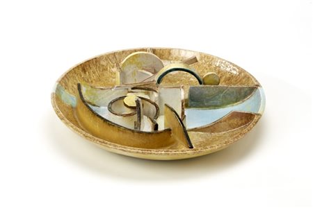 Piatto scultura con elementi a rilievo in ceramica smaltata sotto vetrina nei t