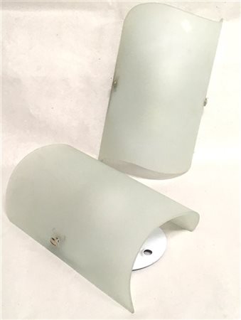 Coppia di lampade da parete con struttura in metallo bianco, diffusore in vetro