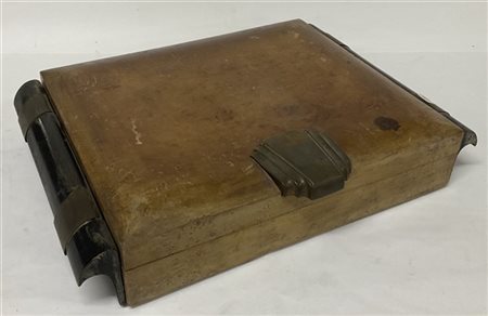 Scatola da gioco in radica con ghiere in metallo. 1940ca. (difetti)