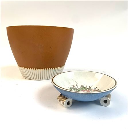 Lotto composto da un piccolo centrotavola in ceramica smaltata azzurra e decora