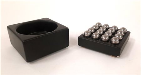 Franco Pozzi Lotto composto da un posacenere e un porta biglie in ceramica nera.