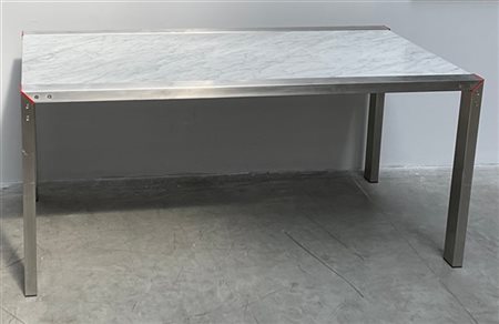 Tavolo con gambe e fasce in acciaio satinato e raccordi angolari smaltati rosso