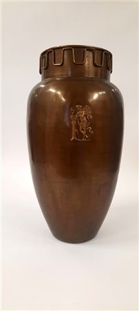 Portaombrelli in ottone con decori a bassorilievo raffiguranti figure classiche