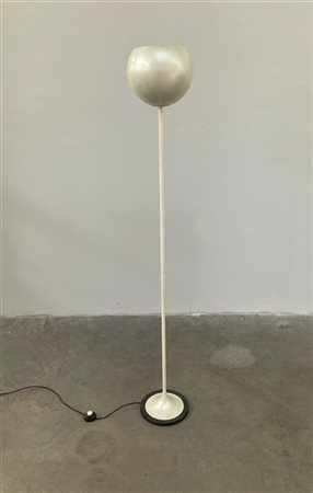 Lampada da terra con base in ghisa, fusto in acciaio, diffusore di forma globul