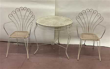 Lotto composto da un tavolo e due poltroncine da giardino in ferro verniciato b