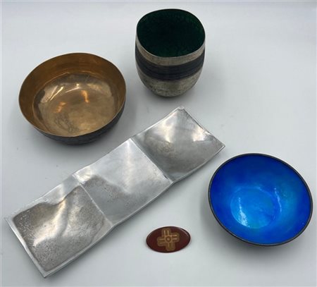 Lotto composto da un vassoio, due ciotole, un vaso e una spilla in metallo smal