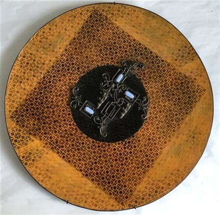 Piatto in rame smaltato centrato da un decoro di gusto orientale in fusione met