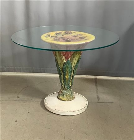Tavolino da salotto con fusto in terracotta smaltata e decorata con soggetto ve