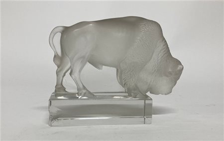 Lalique Scultura raffigurante bisonte. Francia, 1930ca. Vetro soffiato in stampo