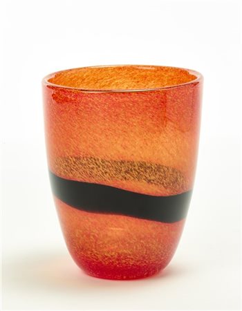 Vaso in vetro trasparente arancio con decoro a fascia nera. Produzione recente.