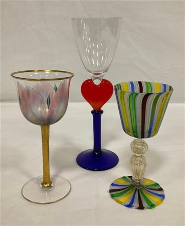 Lotto composto da tre calici in vetro di epoche e manifatture differenti. (h ma