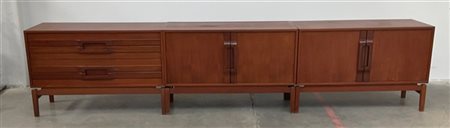 Credenza a tre corpi in legno massello e impiallacciato ad ante e cassetti. Ita