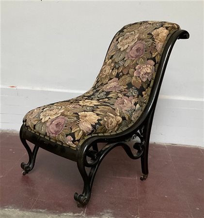 Poltroncina su rotelle con struttura in faggio ebanizzato curvato al vapore a v