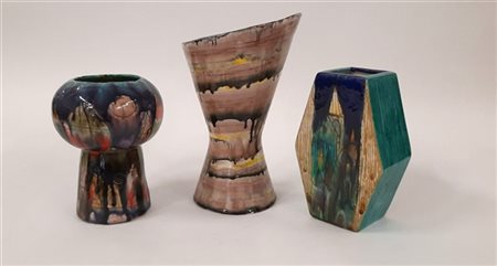 Elio Schiavon Lotto composto da tre vasi in ceramica smaltata in policromia sott