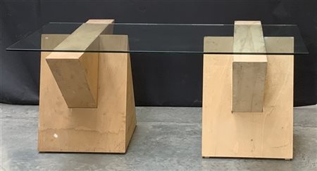 Tavolo prototipo con sostegni poliedrici in legno compensato naturale e piano r