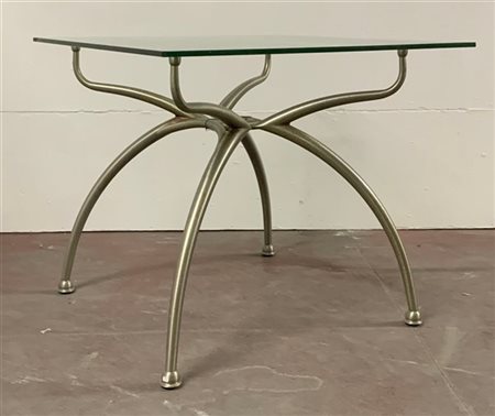Tavolo con struttura in tubolare di metallo satinato, piano in cristallo quadra