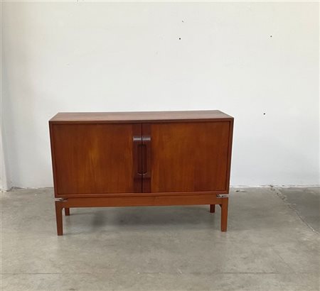 Credenza a due ante in legno massello e impiallacciato a quattro cassetti. Ital
