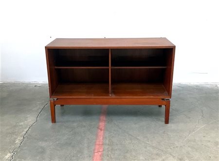 Credenza in legno massello e impiallaciato con due vani a giorno e ripiani. Ita