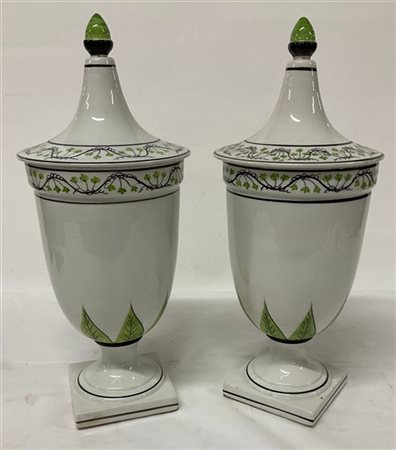 Coppia di vasi con coperchi in ceramica smaltata decorati da rami e foglie (h.