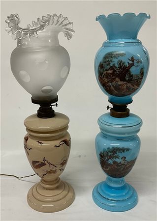 Lotto composto da una lampada ad olio in opaline celeste decorata con decalcoma