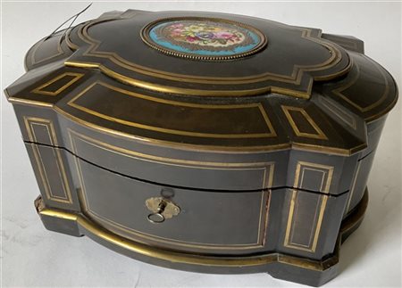 Cofanetto portagioie di forma sagomata in legno ebanizzato decorato con filetta