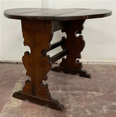 Tavolino tondo ad alette in legno con sostegni sagomati (aperto cm 79x62x78) (d