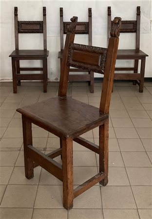 Gruppo di quattro antiche sedie in noce con schienale e pinnacoli intagliati a