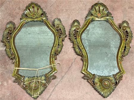 Coppia di ventole di forma sagomata in legno intagliato, laccato e dipinto a fi