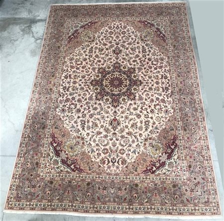 Tappeto Tabriz, Persia, secolo XX. Annodato in lana e seta. Decoro con medaglio