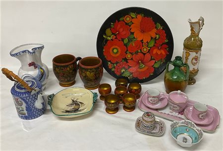 Cartone contenente numerosi oggetti per la tavola di fatture e materiali differ