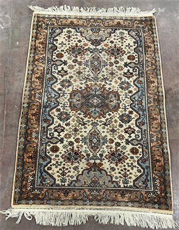 Tappeto romeno di recente manifattura. Decorato con motivi orientali su fondo b